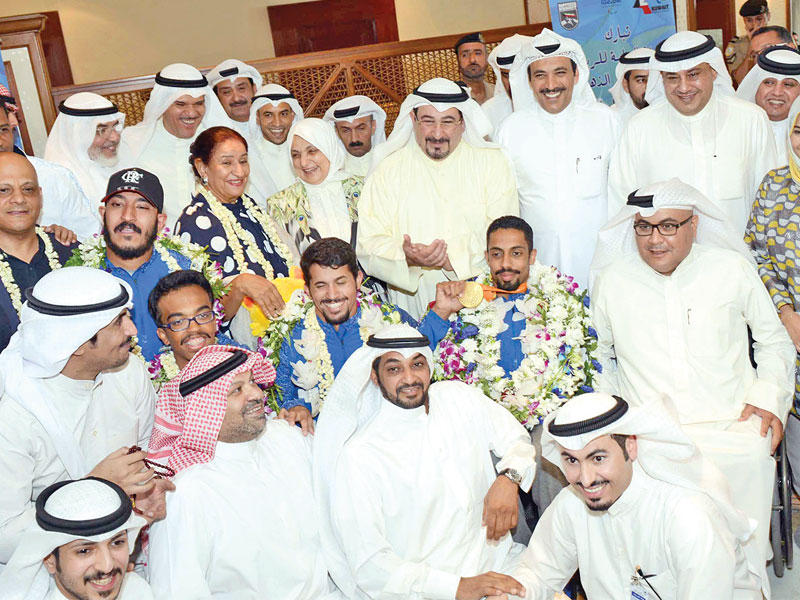 البطل وحوله كبار المسؤولين