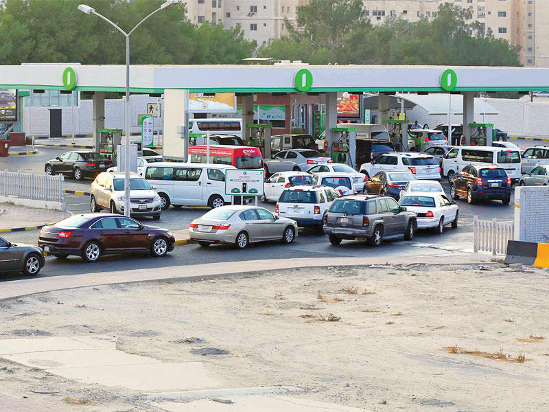 جانب من زحام المحطات قبيل ارتفاع البنزين
