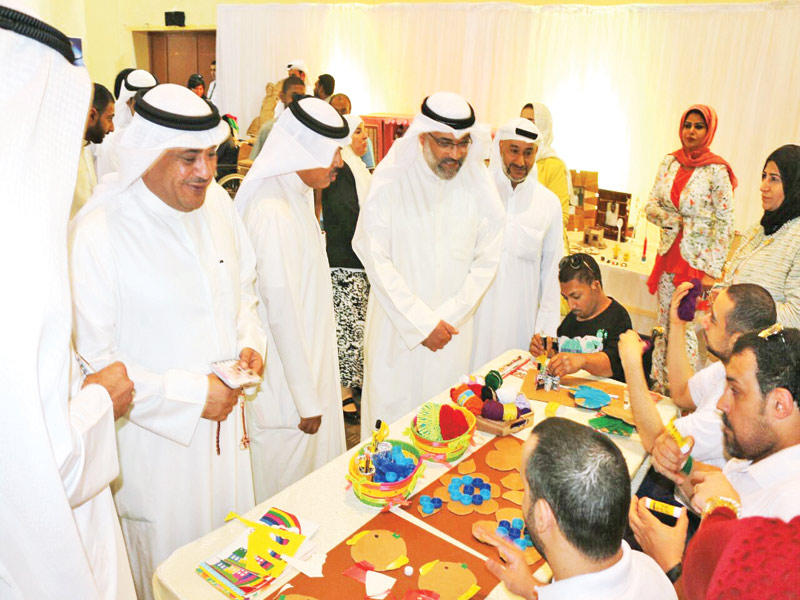 الشطي والمطيري والملا خلال جولة داخل المعرض