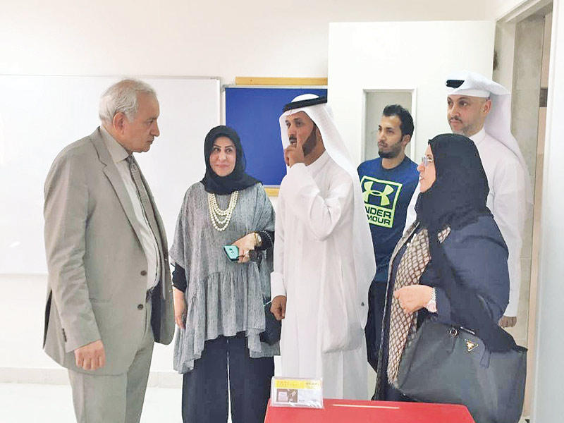 العيسى خلال تفقده مدرسة طارق السيد رجب أمس وتبدو الكندري والخالدي