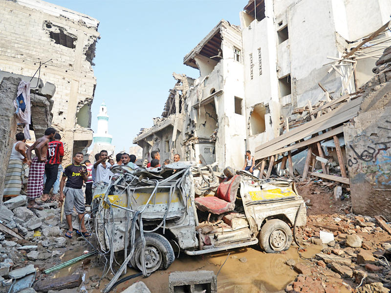 يمنيون يتفقدون الأضرار التي لحقت بمنازلهم جراء ضربة لمقاتلات التحالف استهدفت القصر الجمهوري المجاور في الحديدة أمس (رويترز)n