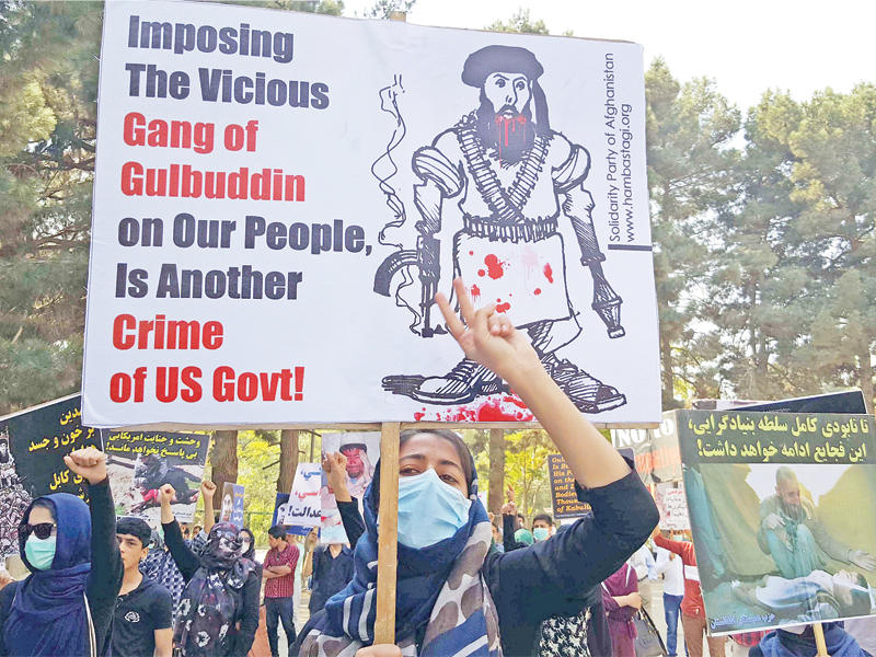 متظاهرون أفغان يرددون شعارات مناهضة لحكمتيار في كابول أمس (أ ف ب)