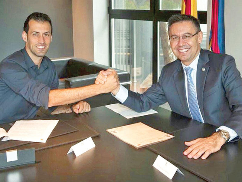 بوسكيتس خلال توقيعه تجديد العقد