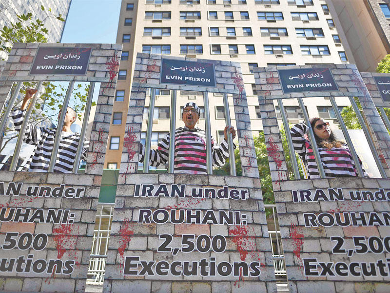 متظاهرون يحتجون ضد الرئيس الإيراني خارج مقر الأمم المتحدة أمس الأول (أ ف ب)