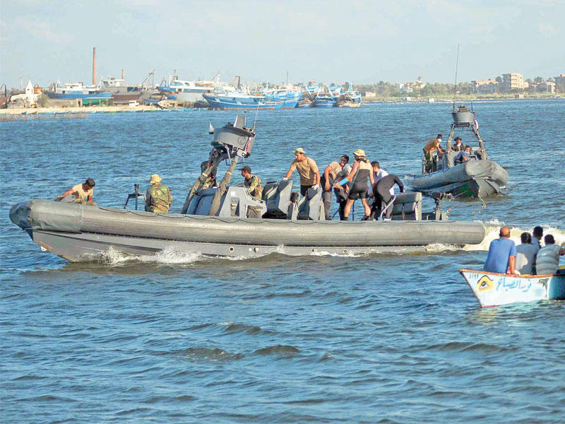 مركب عسكري مصري خلال عمليات انتشال جثث الغارقين من المهاجرين غير الشرعيين أمس (إي بي أيه)