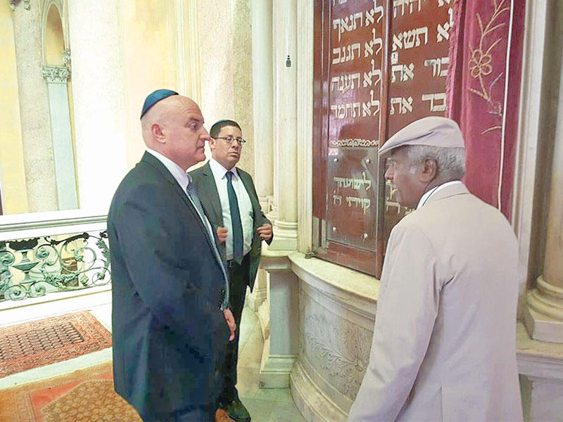 السفير الإسرائيلي في الكنيس اليهودي