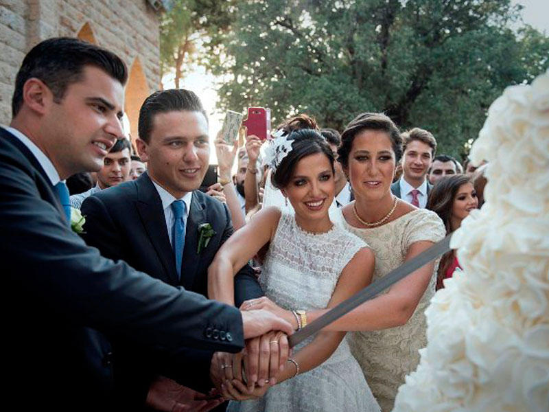 عقد باسل سليمان فرنجية قرانه أمس الأول على ماريان شيحا في باحة كنيسة مار انطونيوس البادواني كفرزينا في زغرتا وسط حضور شعبي وسياسي حاشد. وفي الصورة، باسل وقرينته، الى جانب والدته وشقيقه طوني خلال قطع قالب الحلوى بباحة الكنيسة.