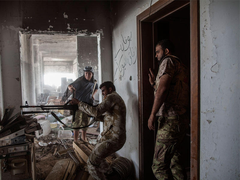 مقاتلون ليبيون موالون للحكومة خلال معركة مع داعش في سرت أمس الأول (أ ف ب)