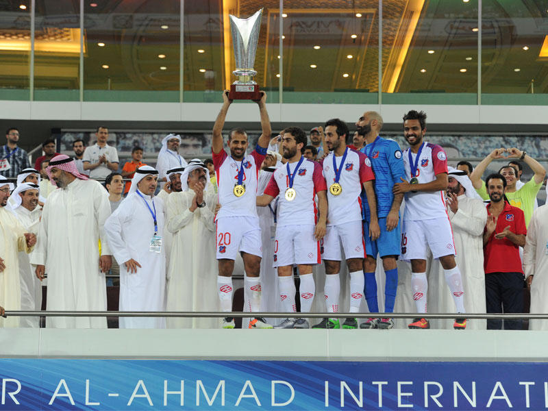 حسين حاكم يرفع كأس البطولة   (تصوير نوفل إبراهيم)