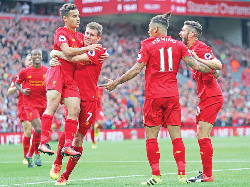 فرحة لاعبي ليفربول بعد إحراز أدم لالانا هدفه في مرمى هال سيتي