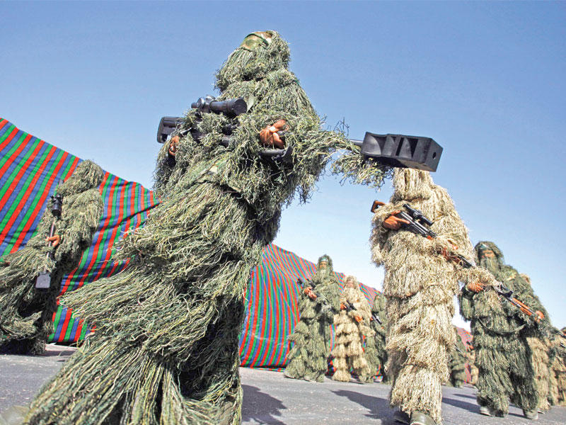 قناصون من «الحشد» أمس خلال مسيرة عسكرية من كربلاء الى النجف أمس قام بها الحشد لتاكيد نيته المشاركة في معركة الموصل (أ ف ب)