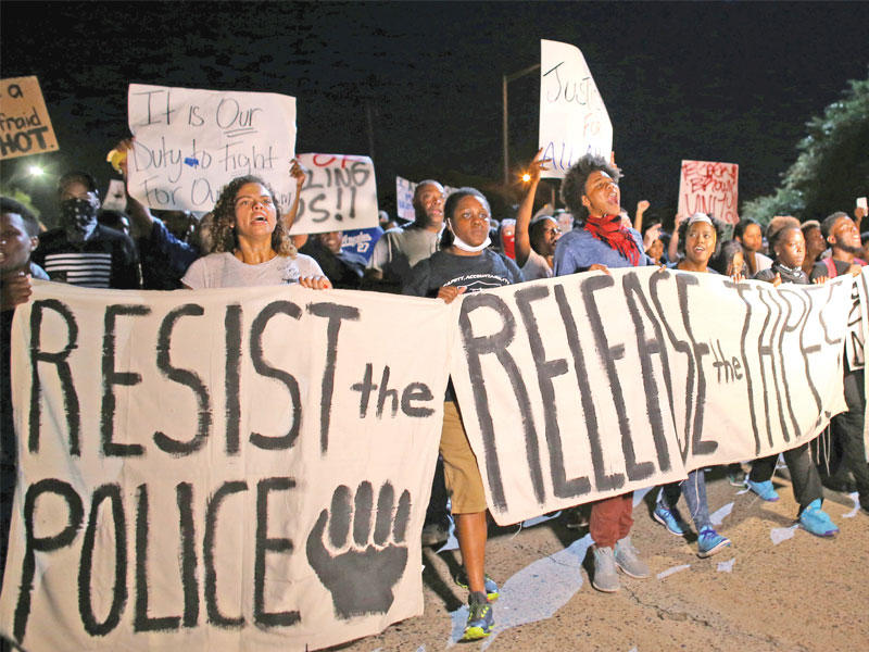 متظاهرون يحتجون على مقتل رجل أسود في مدينة تشارلوت مساء أمس الأول (رويترز)