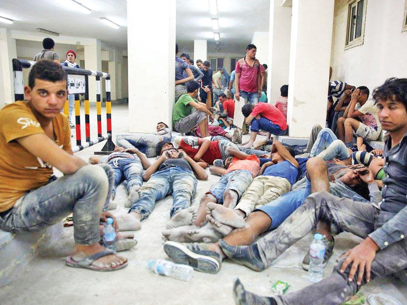 ناجون من حادث غرق مركب الهجرة داخل مقر احتجاز للشرطة برشيد شمال مصر (الجريدة)