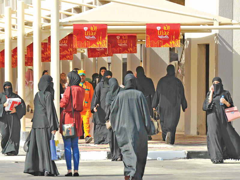 الكلية زُينت بشعارات القوائم