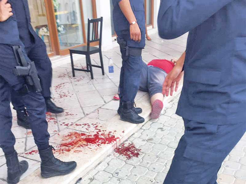 رجال الأمن يعاينون أحد المصابين