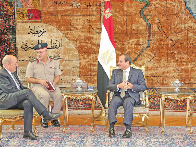السيسي خلال استقباله وزير الدفاع الفرنسي في القاهرة أمس
