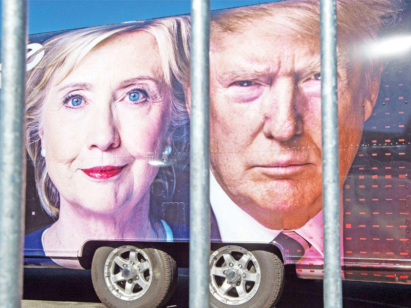 صورتا ترامب وكلينتون على عربة تابعة لشبكة سي إن إن في جامعة هوفسترا أمس ( أ ف ب)