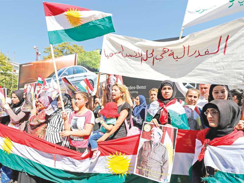 تظاهرة مؤيدة لبرزاني تدعو إلى الفدرالية في سورية ببيروت أمس  (إي بي أيه)