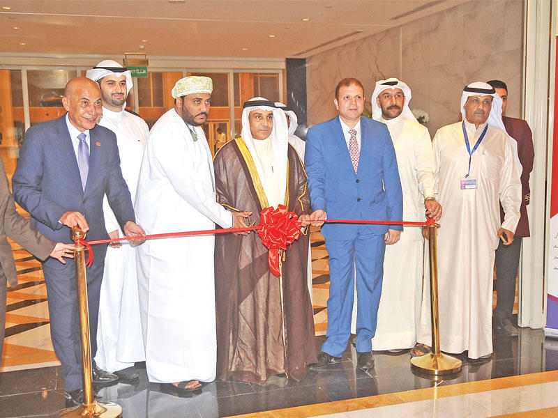 العنزي خلال افتتاحه معرض العقارات الكويتية الدولية