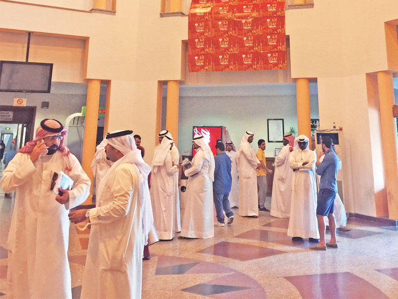 جانب من الطلبة في «سيركل» الاجتماعية بدون سياج حديدي