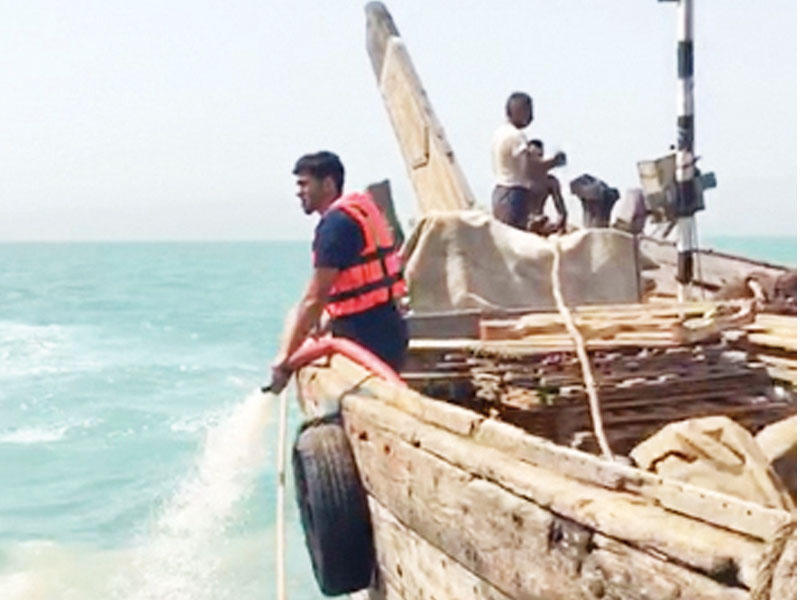 رجل إطفاء يتعامل مع التسرب عبر اللنج