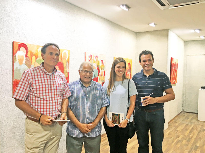 العبار متوسطاً مجموعة من زوار المعرض 