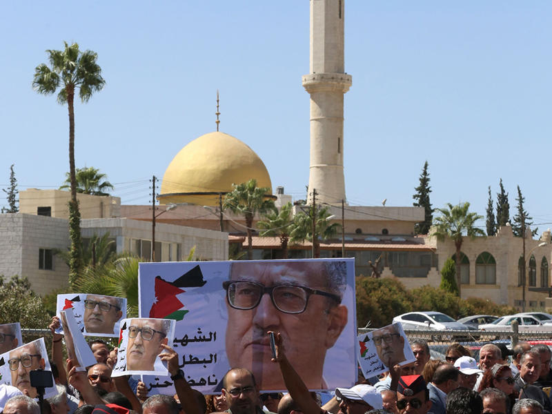 محتجون يرفعون صورة الكاتب حتر في العاصمة الأردنية عمان (ا ف ب)