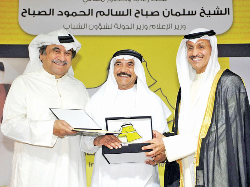 المزرم يسلم درع الملتقى إلى عبدالسلام مقبول بحضور عبدالرضا