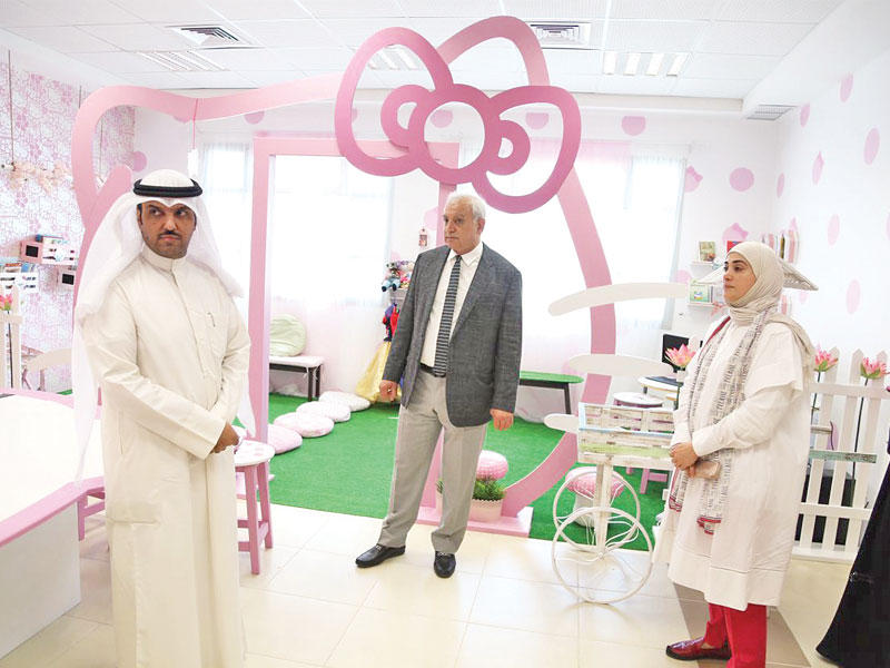 العيسى والديحاني خلال جولته أمس