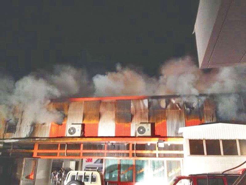 أعمدة الدخان تتصاعد من الكراج