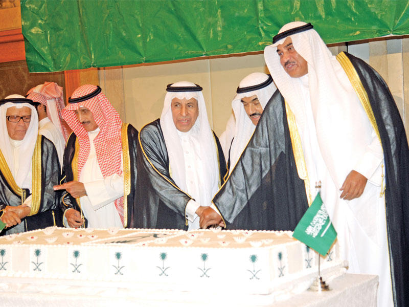 وزير الخارجية وناصر المحمد والسفير الفايز يقطعون قالب حلوى    (تصوير عثمان الشعيب)