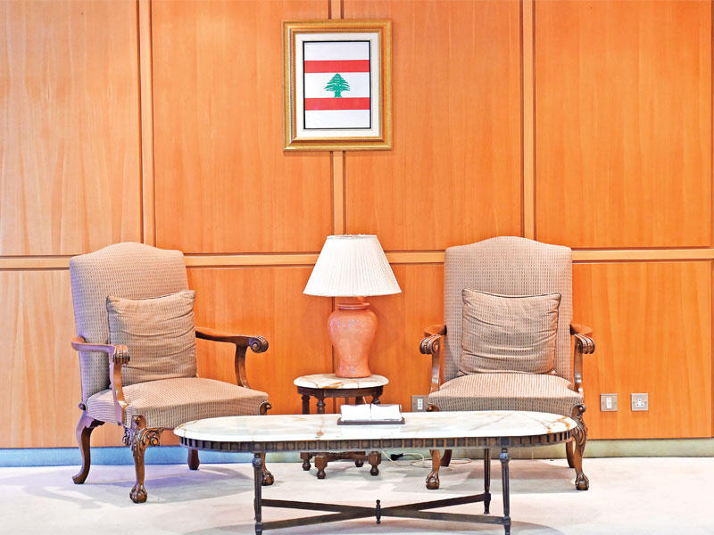 صورة العلم اللبناني محل صورة رئيس الجمهورية في مطار رفيق الحريري الدولي أمس (اي بي ايه)