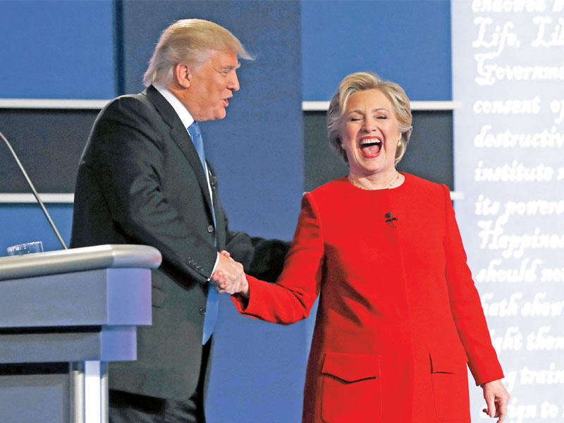 كلينتون وترامب يتصافحان بعد انتهاء المناظرة بينهما بجامعة هوفسترا في همستيد قرب نيويورك مساء أمس الأول           (رويترز) 