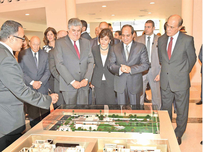 الرئيس عبد الفتاح السيسي خلال افتتاحه متحف الرئيس الراحل جمال عبد الناصر، أمس، بحضور رئيس الوزراء شريف إسماعيل، ووزير الثقافة حلمي النمنم، وعبدالحميد نجل عبدالناصر، بالتزامن مع الذكرى الـ 46 لوفاة عبد الناصر أمس.