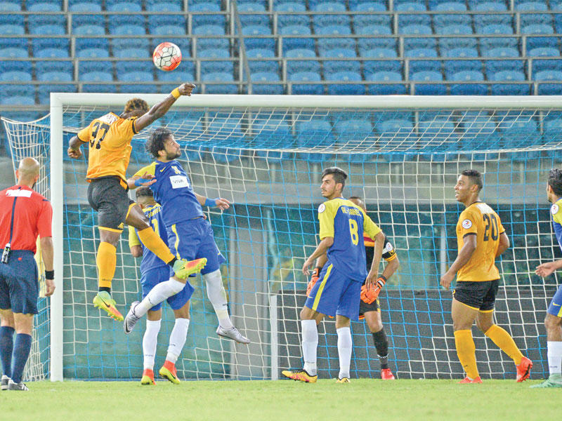 رأسية لسوماليا أمام مرمى الساحلt(تصوير نوفل إبراهيم)