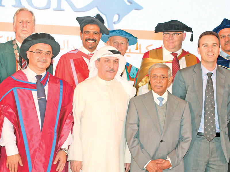 صورة تجمع الشرهان وأبل والسفير الأسترالي لدى الكويت خلال الاحتفال