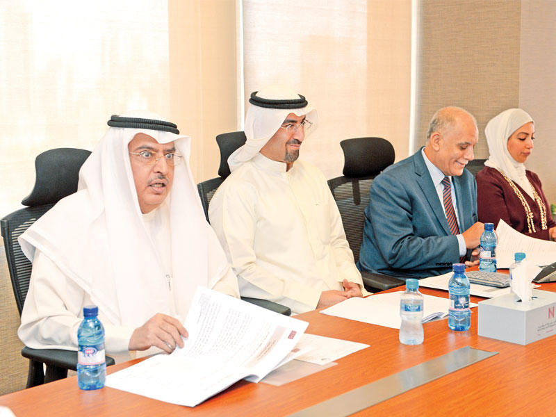 الجارالله والنوري خلال اجتماع الجمعية العمومية أمس   «تصوير نوفل إبراهيم»