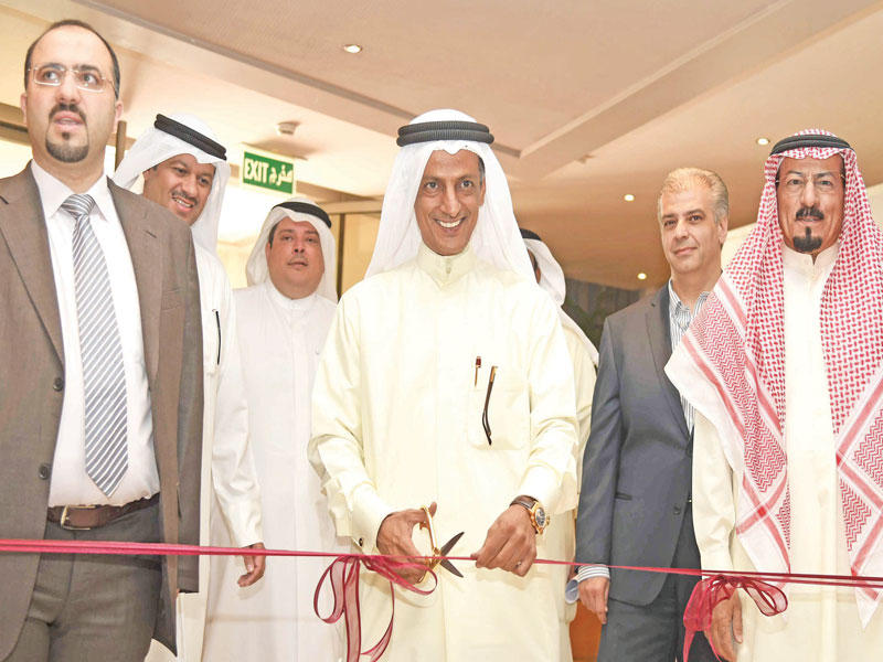 العجمي خلال افتتاحه معرض وملتقى الصناعة الكويتية