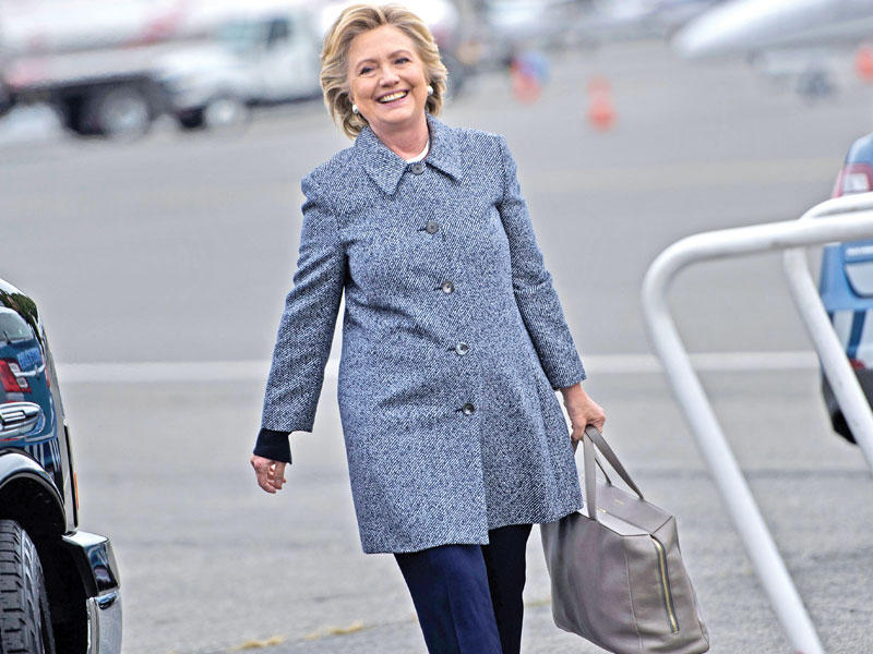 كلينتون تتجه إلى طائرتها في نيويورك أمس      (أ ف ب)