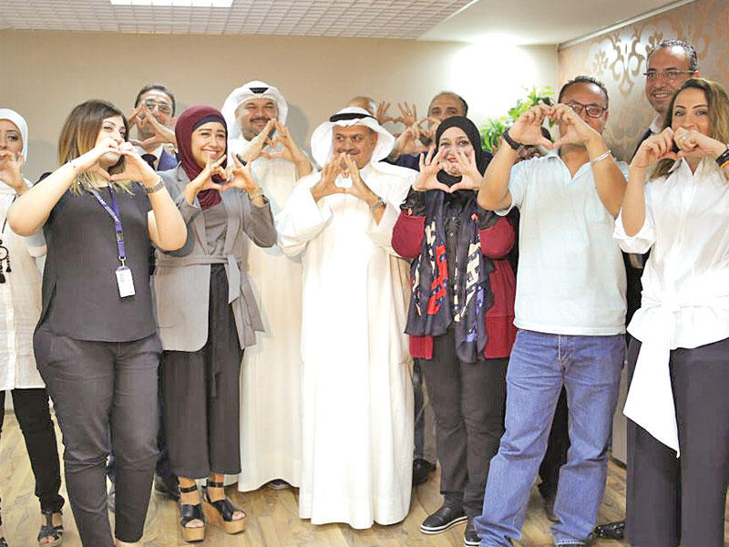 المطوع والشومر وعدد من المشاركين خلال الاحتفال بيوم القلب العالمي