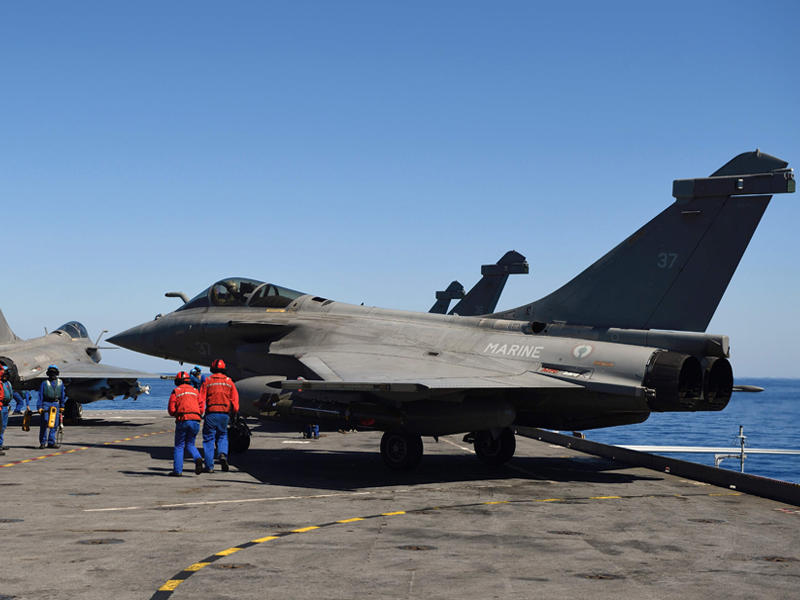 طائرة رافال مقاتلة تستعد لطلعة جوبة من على متن حاملة الطائرات الفرنسية شارل ديغول، في البحر الأبيض المتوسط لضرب مواقع تابعة لجهاديين (ا ف ب)