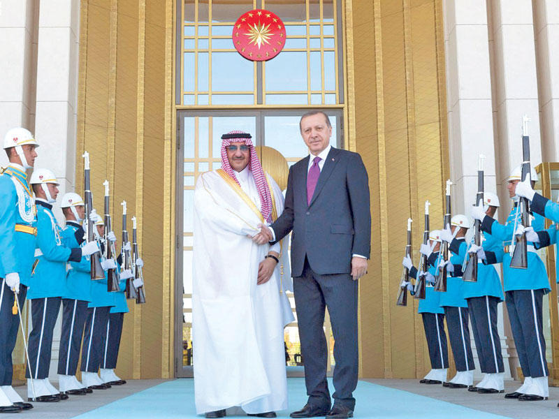 الرئيس التركي رجب طيب إردوغان مستقبلاً ولي العهد السعودي في القصر الرئاسي في أنقرة أمس (واس) 