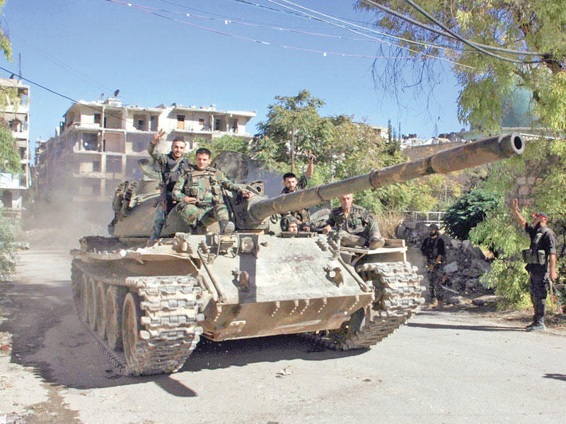 قوات موالية للأسد خلال عمليات عسكرية في حلب الشرقية أمسt (أ ف ب)