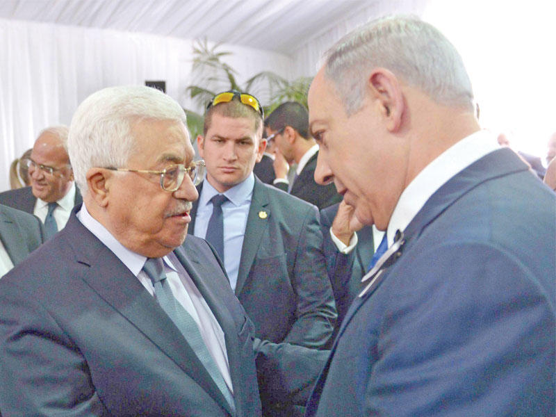 عباس ونتنياهو خلال جنازة بيريز في القدس أمسt(إي بي أيه)