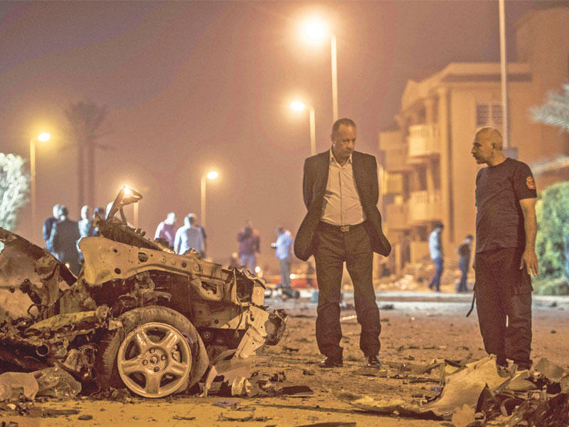 عناصر أمنية في موقع التفجير الذي استهدف النائب العام المساعد شرق القاهرة مساء أمس الأول (أ ف ب)