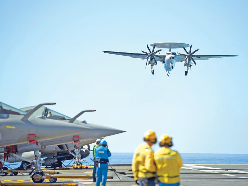 طائرة تجسس تهبط على حاملة الطائرات «شارل ديغول» الفرنسية الراسية في البحر المتوسط، والتي باشرت أمس مشاركتها في العمليات العسكرية ضد «داعش» لتنضم إلى الاستعدادات القائمة لمعركة تحرير الموصل. (أ ف ب)n