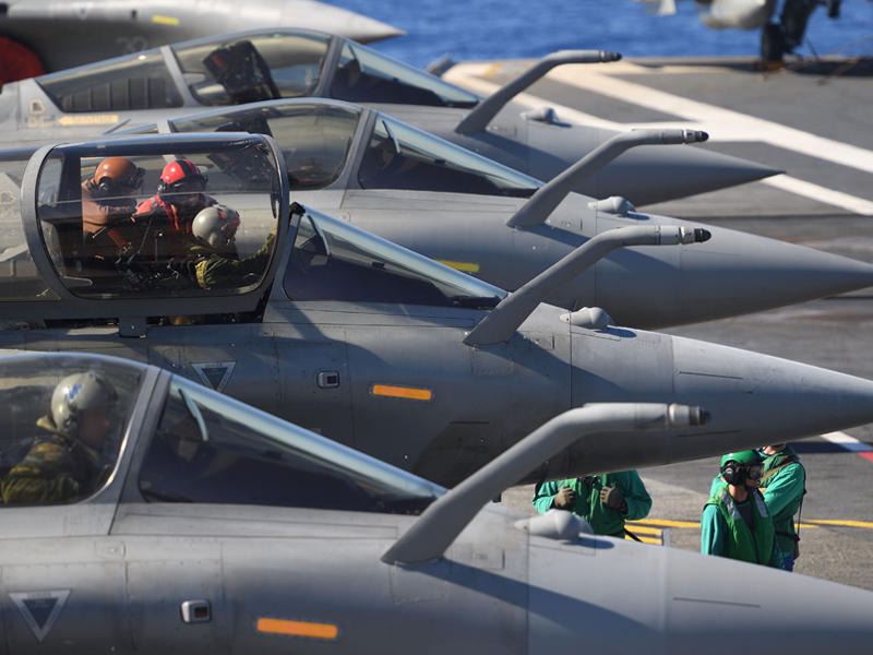 طائرات الرافال الفرنسية أمس، تستعد لشن غارات على مواقع تنظيم «داعش» عند بدء معركة الموصل في العراق (أ ف ب)