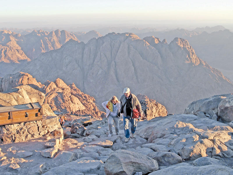 سائحان أعلى جبل موسى المقدس جنوب سيناء أمس الأول (إي بي أيه)