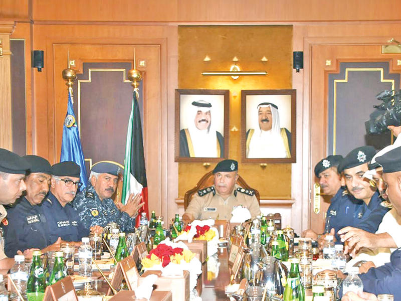 الفهد مجتمعاً بالقيادات الأمنية