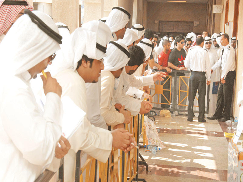 صورة أرشيفية لانتظار الطلبة أمام مقر التصويتn